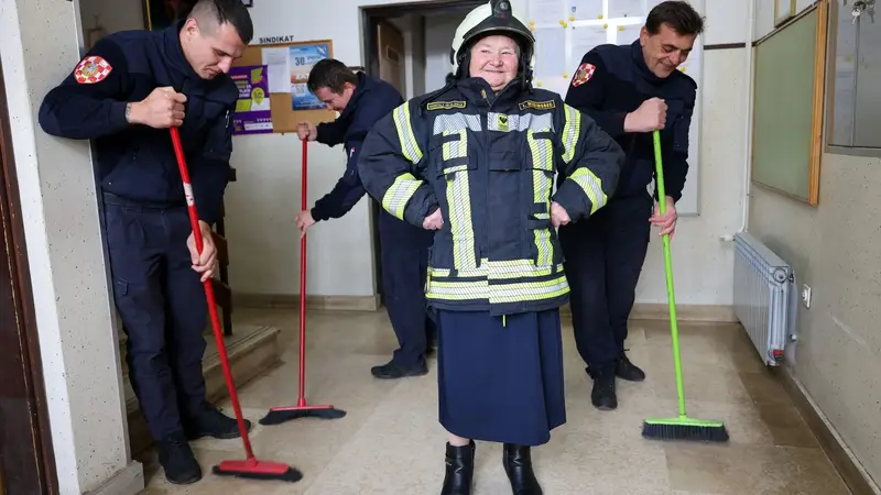 FOTO Vatrogasci iz Koprivnice u mirovinu ispratili svoju tetu Katicu: 'Radila je tu 40 godina'