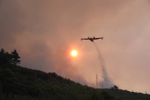 Tučepi: Kanader stigao u pomoć vatrogascima koji se bore s požarom