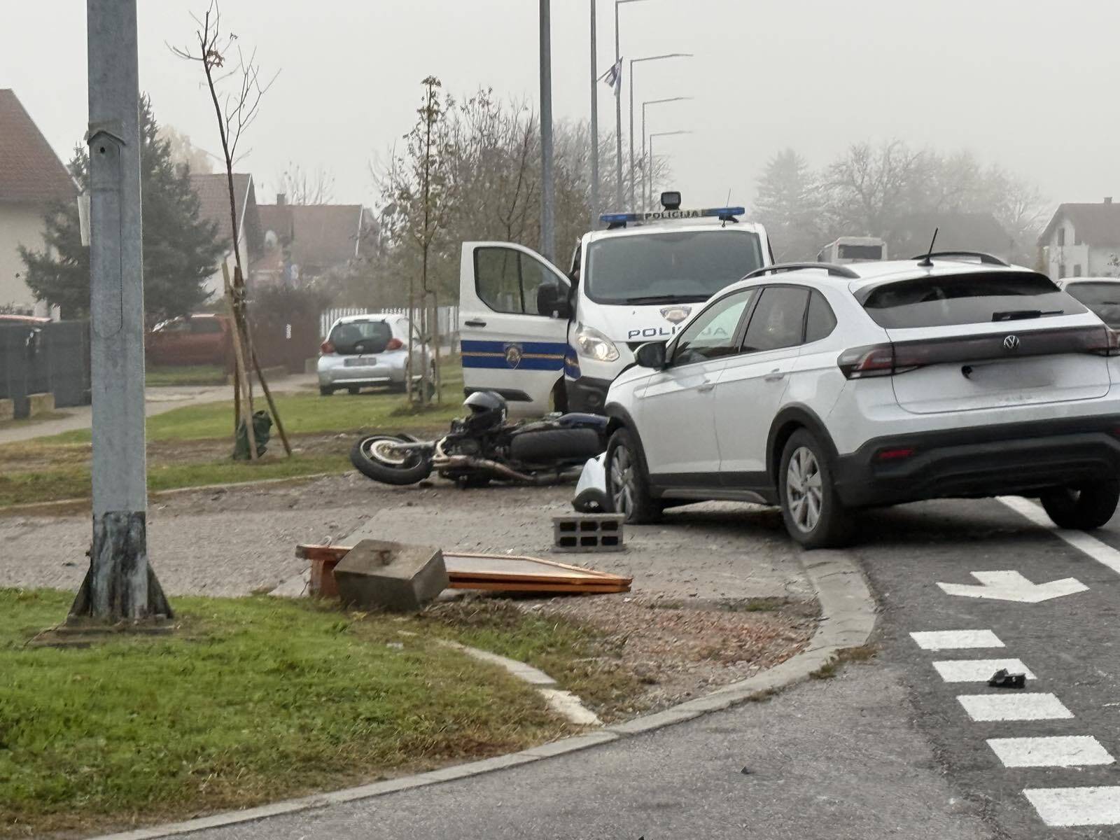 FOTO Autom naletio na motor u Vukovaru: Ozlijeđen motociklist