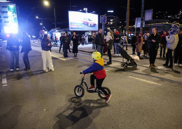 Sarajevo: Prosvjed nakon stravične tramvajske nesreće produžio se i na večernje sate