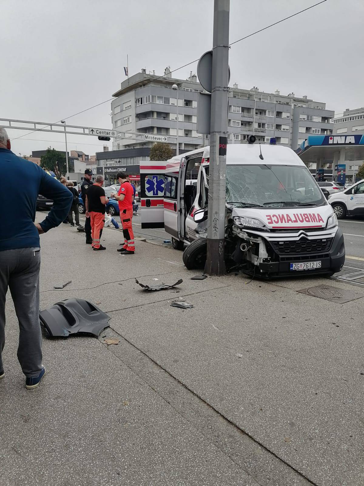 Krš i lom u Dubravi: 'Hitna se zabila u stup, a u nju četiri auta'