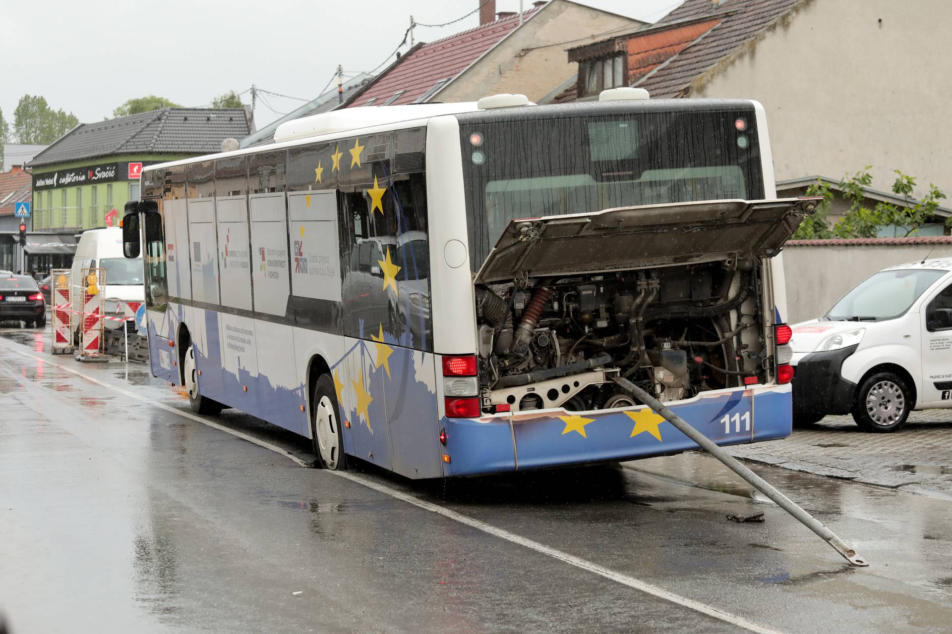 Osijek: Autobus propao u rupu na cesti