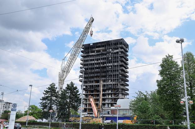 Zagreb: Kod Vjesnikovog nebodera počela je montaža velikog krana dizalice