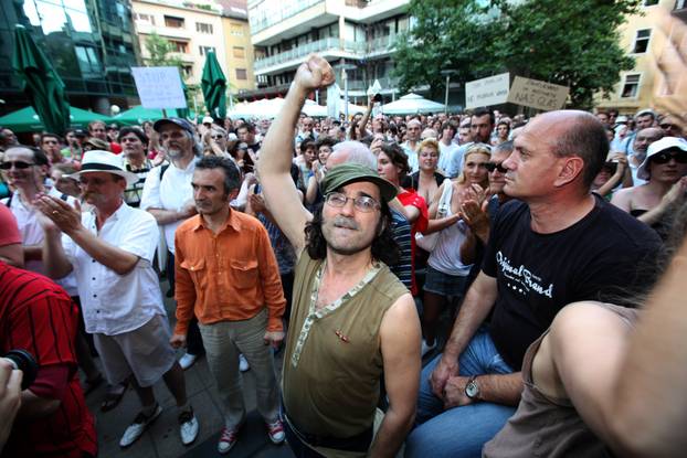 ARHIVA - 2010. Zagreb: Aktivisti za Varšavsku prosvjedovali pred sjedištem SDP-a 