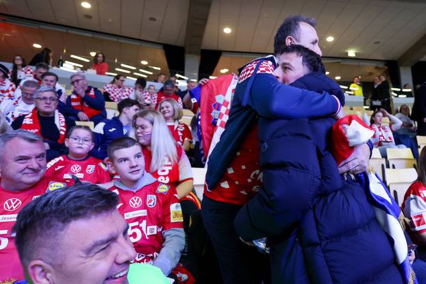 Herning: Domagoj Duvnjak fotografirao se s navija&ccaron;ima uo&ccaron;i utakmice Hrvatska i Njema&ccaron;ka u polufinalu EHF Europskog prvenstva