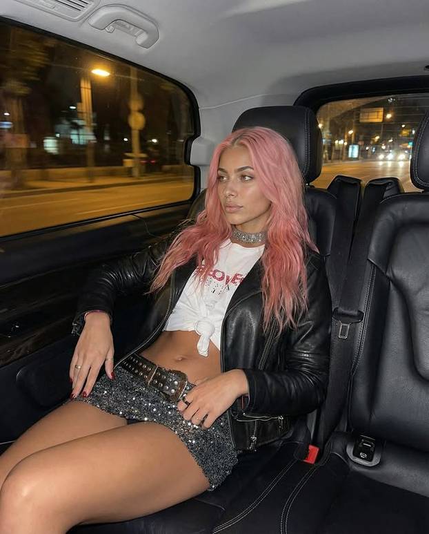 FOTO Fitness influencerica ružičaste kose živi savršen život - ali ona nije ono što mislite...