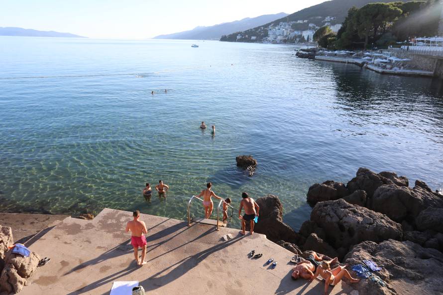 Opatija: Kupa?i na plaži Lido
