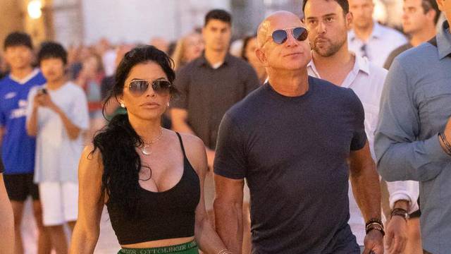 Osnivač Amazona Jeff Bezos i zaručnica Lauren Sanchez prošetali Stradunom