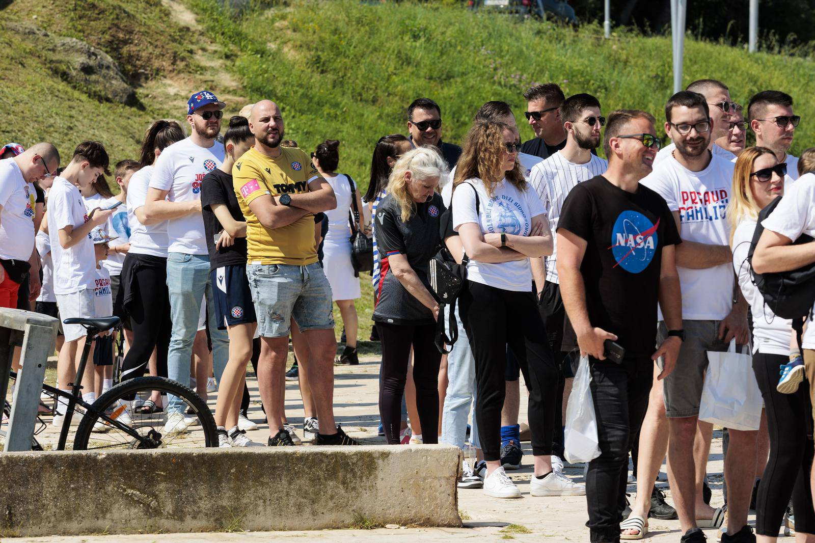 Split: Navijači Hajduka fotografiraju se s peharom Rabuzinovo sunce