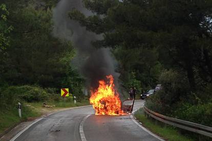 Vatrogascima oprema u kvaru, pustili su da automobil izgori 