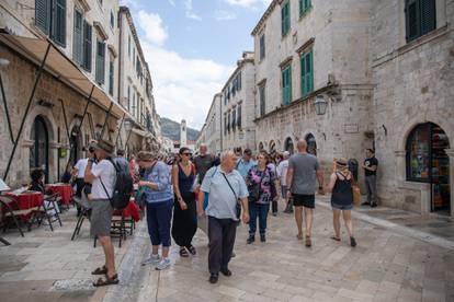 FOTO U Dubrovniku ljeto, a u Puli se šeta u jaknama: Neki su glave pokrili zimskim kapama...