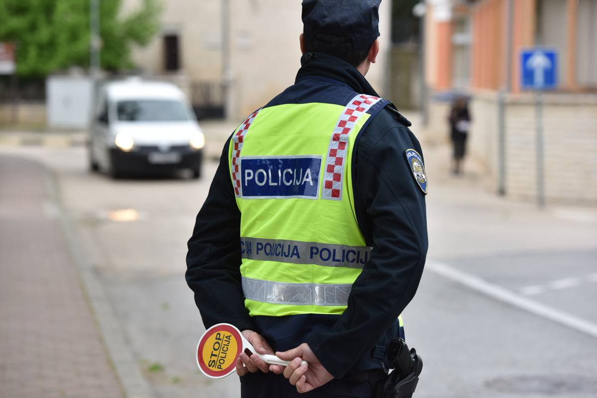S 3,02 promila sletio u kanal, policija mu oduzela automobil