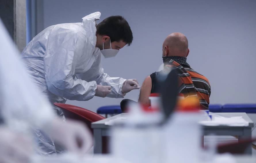 Gripa hara, a tek rijetke bolnice uvele obavezu nošenja maski. Evo što kaže epidemiolog...