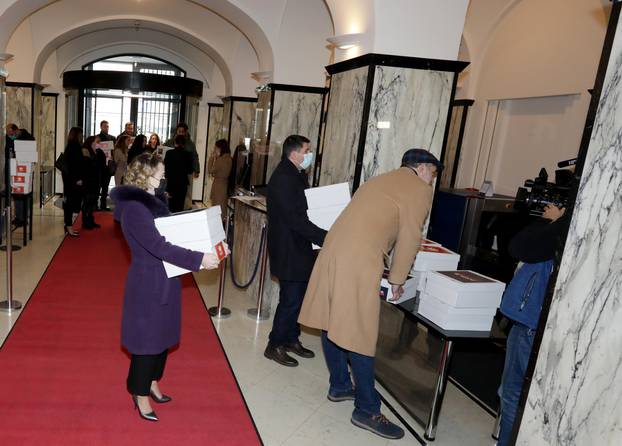 Zagreb: Mostovci predali potpise za referendum protiv covid-potvrda