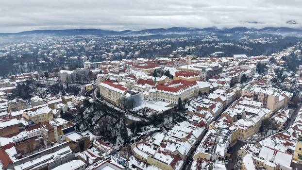Pogled iz zraka na centar Zagreba prekriven snijegom