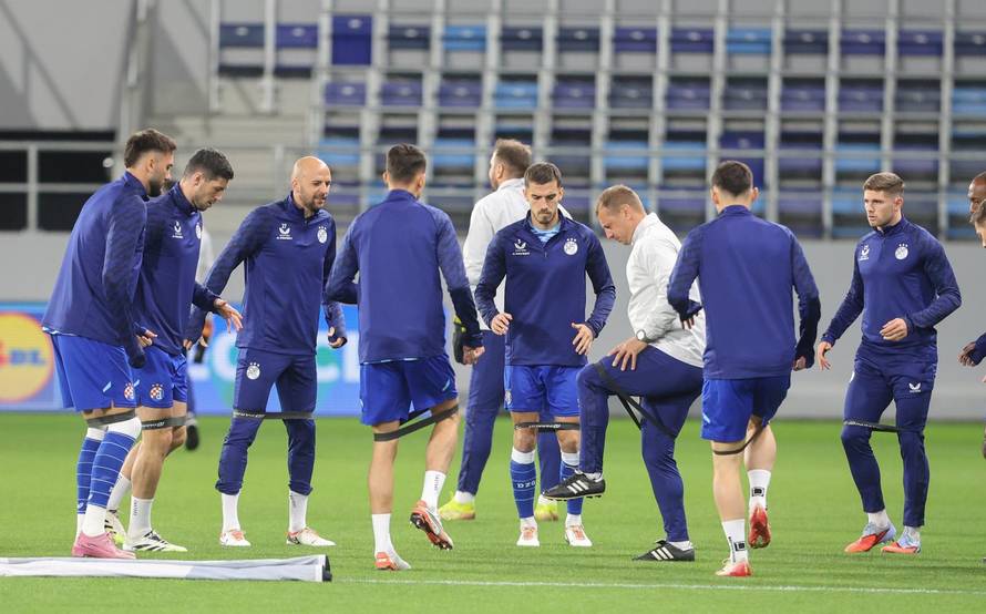 Bačka Topola: Zagrijavanje nogometaša uoči početka susreta Maccabi Tel-Aviva i Dinama u 2. kolu Europske lige