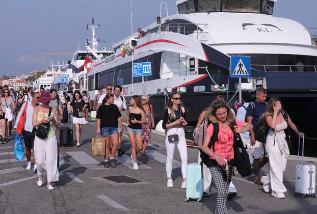 Split: Velik broj putnika odlazi katamaranima na otoke