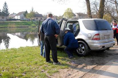 Zaboravio povući ručnu, a Mercedes potonuo u rijeci