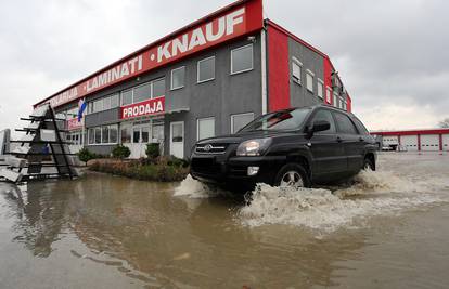 Nakon obilnih kiša plivala su i dvorišta u Gornjem Stupniku