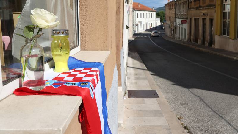 FOTO Drniš tuguje: Puste ulice, svijeće i zastave na pola koplja