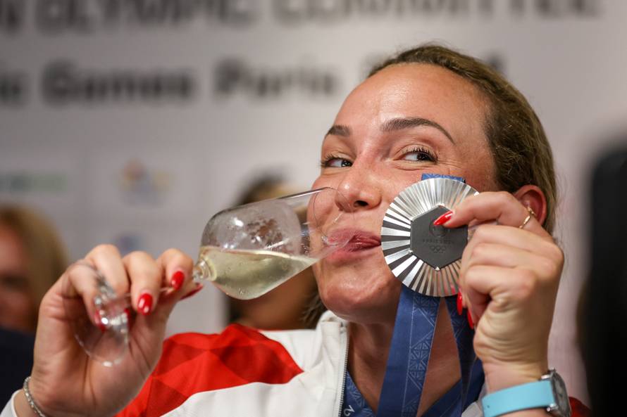 Pariz: Svečani doček srebrne Donne Vekić u Hrvatskoj kući