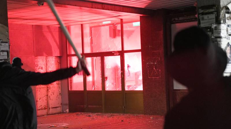 FOTO Gorjela gradska uprava, na ulicama policija i vojska!