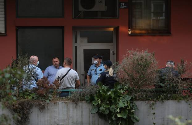 Zagreb: Policijski očevid na Savici gdje su pronađena dva muška tijela