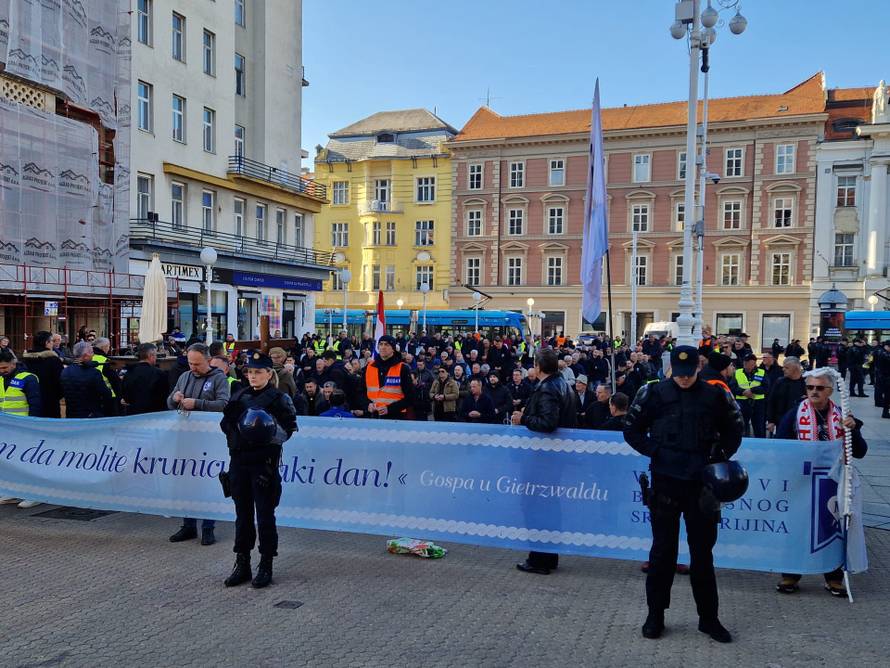 Molitelji opet na zagrebačkom Trgu. Tu je i kontraprosvjed: 'Klečite u svojoj spavaćoj sobi'