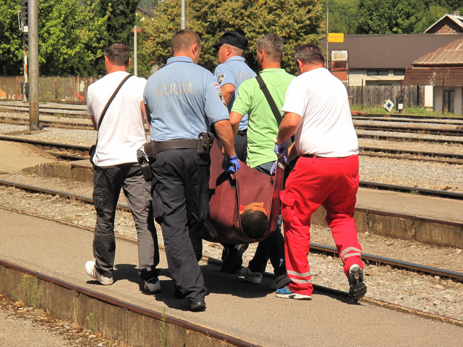 Uhvatili migrante u Karlovcu: Jednog su pronašli u katranu!