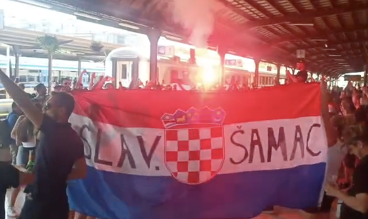 VIDEO Glavni kolodvor 'užaren'! Stigli obožvatelji vlakom: Pale baklje, dižu zastave i pjevaju