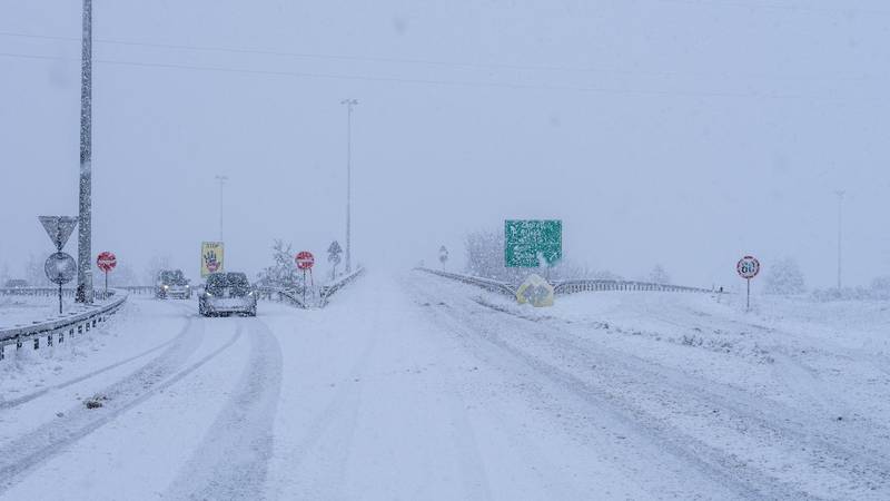 FOTO Dramatično stanje na autocestama, gusti snijeg i dalje pada. Evo koliko ga ima dosad