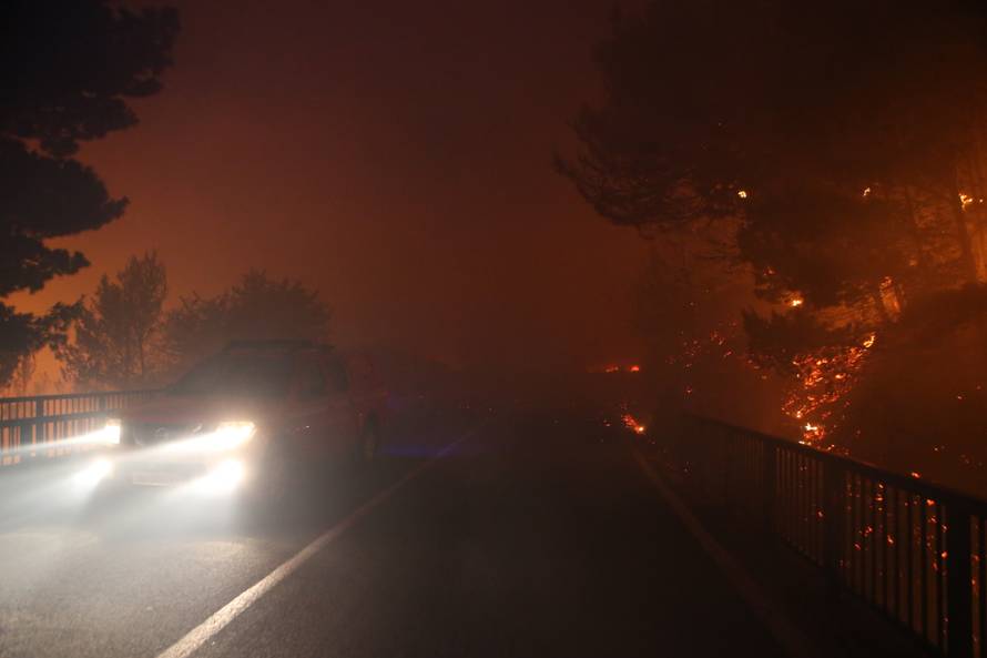 Kanader pomaže u gašenju, u Makarsku stiže i 150 vojnika