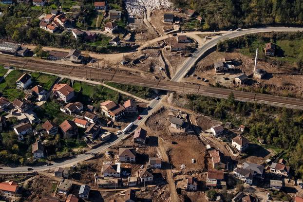 Pogled iz zraka na selo Donja Jablanica mjesec dana nakon razornih poplava i klizišta