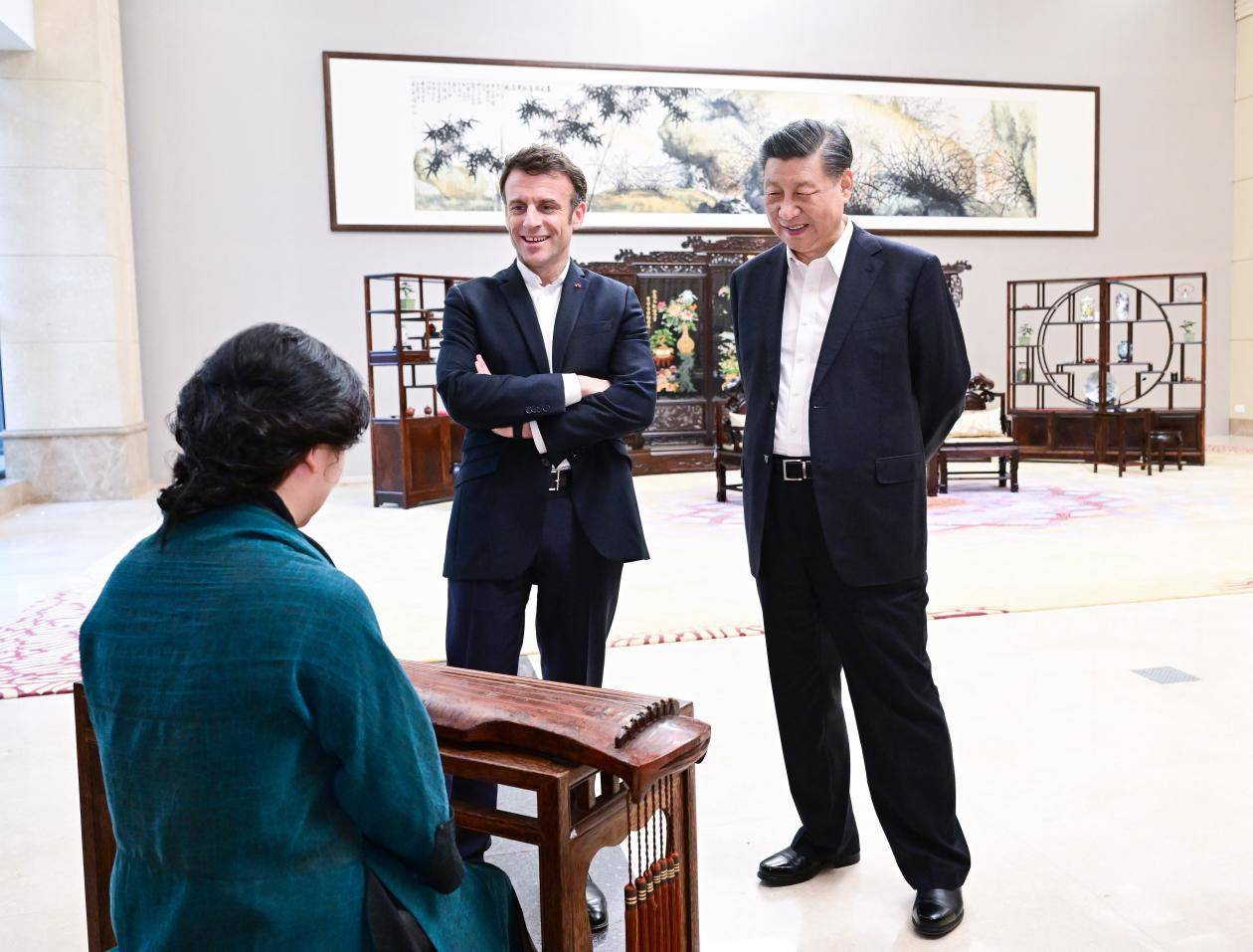 Kineski predsjednik Xi Jinping i francuski predsjednik Emmanuel Macron slušaju Qin melodiju "Visoke planine i tekuća voda" u dvorani Baiyun u Borovom vrtu u Guangzhouu, južnokineska provincija Guangdong, 7. travnja 2023.