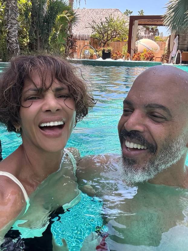 FOTO Ma tko bi joj dao 60? Halle Berry u prozirnoj čipki pokazala svoju vitku figuru