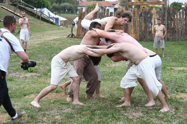Koprivnica: Prikaz srednjovjekovnog ragbija na Renesansnom festivalu