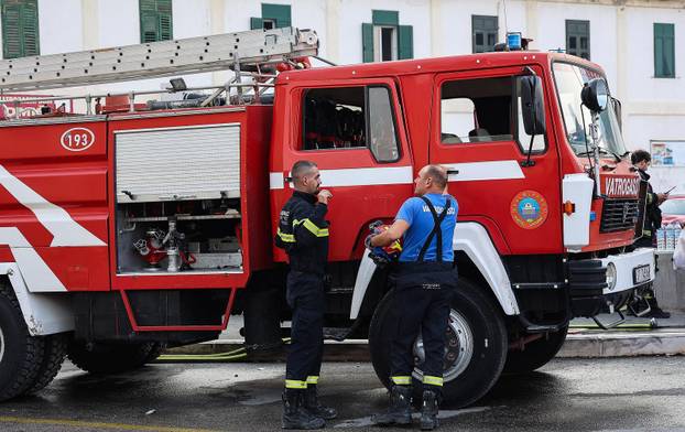 Vatrogasci cijelu noć gasili požar kod Omiša