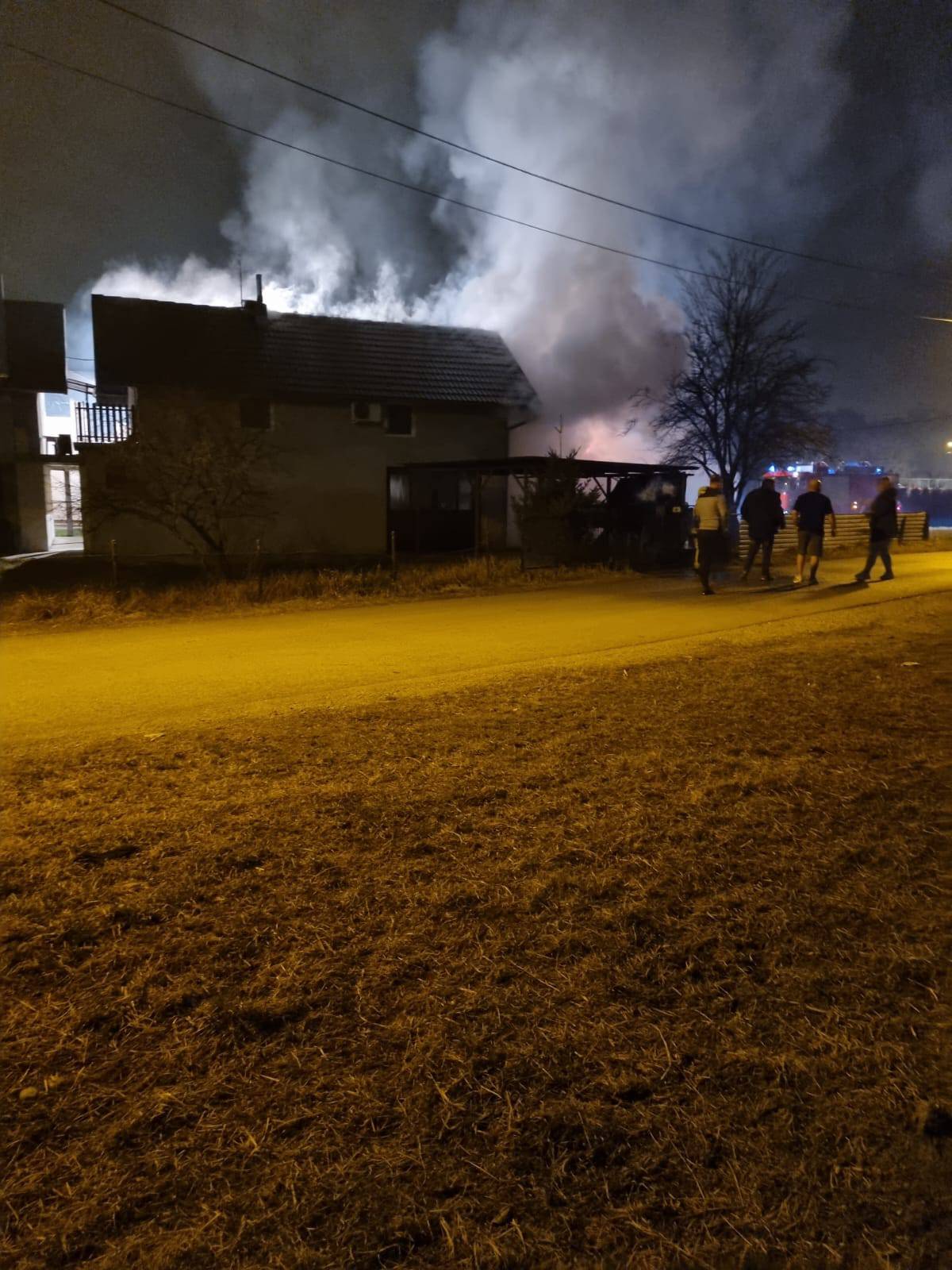 Buknuo požar u drvarnici u Zagrebu, proširio se i na kuću