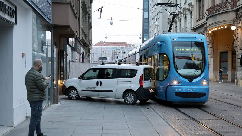 FOTO Lakši sudar tramvaja i auta na zagrebačkoj Ilici