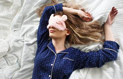 6 stvari koje oštećuju kosu dok spavate: Od pamučne jastučnice do spavanja s vlažnom kosom