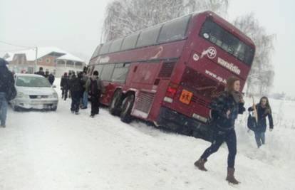 Autobus pun školaraca sletio s ceste, izvukli se kroz bunker