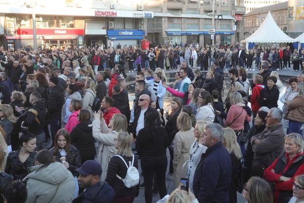 Građani Osijeka okupili se u čast pjevača Halida Bešlića