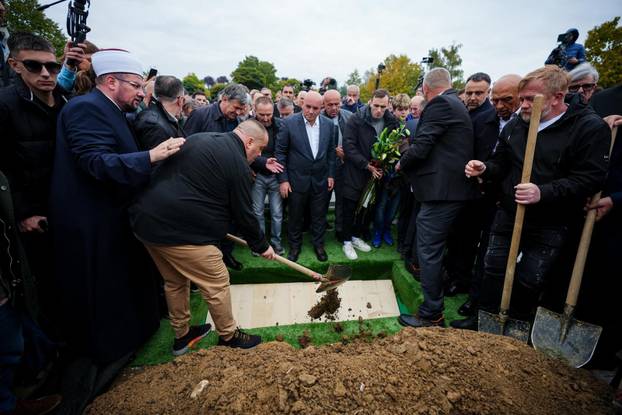 Sarajevo: Posljednji ispraćaj Halida Bešlića na gradskom groblju Bare