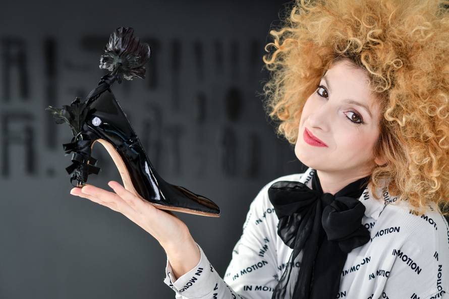 Štikle koje imaju sat: Mia je na CLOXice stavila i gole mladiće!