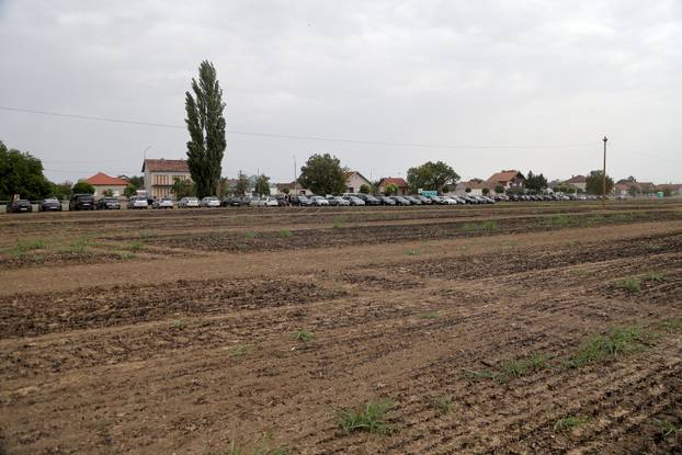Grad Vukovar osigurao veliko parkiralište za posjetitelje Thompsonovog koncerta