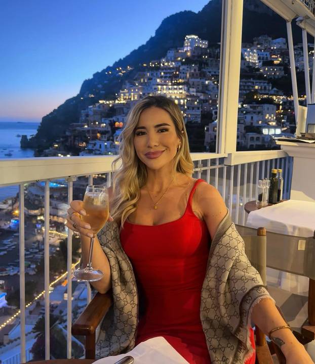 FOTO Valentina Miletić otkrila dekolte koji je mamio poglede