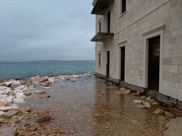FOTO Saniraju štetu u Kaštelima nakon strašne oluje: 'Cijelu noć smo ispumpavali vodu. Bolje je'