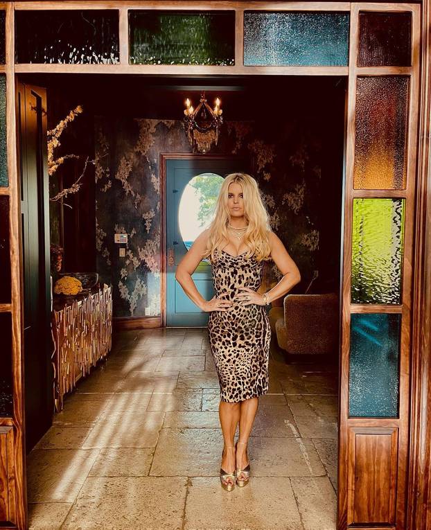 FOTO Jessica Simpson šokirala: Nakon 20 godina došla na VMA, izgleda skroz neprepoznatljivo