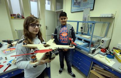 Vrijedna oprema: Mali modelari 3D printerom  izrađuju igračke