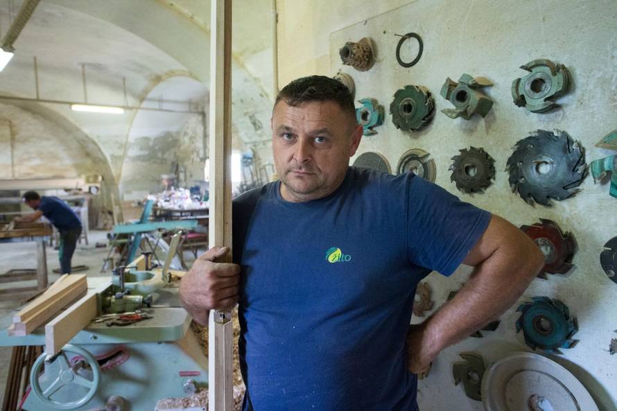 Država kupuje maske iz uvoza, a ne daju da mi izvozimo naše!